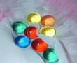 Bolinhas Do Prazer - UMA EXPLOSÃO DE PRAZER QUE VEM PARA ENRIQUECER AINDA MAIS SUA RELAÇÃO. USE E ABUSE. OS AROMAS DA HOT BALL SÃO INSPIRADOS EM FRAGRÂNCIAS INTERNACIONAIS.<br />
Por se tratar de um local úmido e quente, a cápsula de gelatina amolece, e n